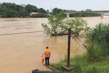 Nguoi dan ong o Thanh Hoa bi nuoc lu cuon troi 2 km, song sot ky dieu hinh anh