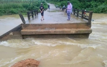 Mua giam, lu xuong dan o Bac Trung Bo hinh anh