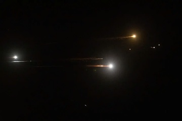 Tau khu truc My danh chan nhieu ten lua Iran phong ve phia Israel hinh anh