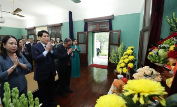 Chu tich nuoc Luong Cuong dang huong tuong niem Chu tich Ho Chi Minh hinh anh