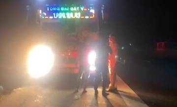 Dung xe tren cao toc de khach di ve sinh, tai xe bi phat nang hinh anh