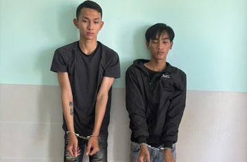 Thanh nien dung ma tau chan duong 2 me con trong dem hinh anh