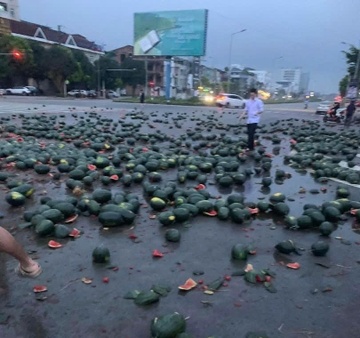 Cảnh tượng chưa từng thấy sau vụ tai nạn giao thông giữa ngã tư