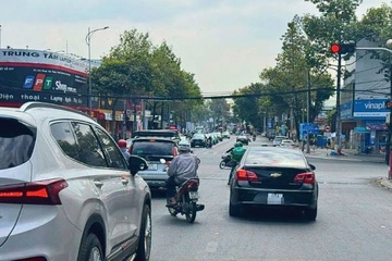 Nam 2025, oto vuot den do bi phat bao nhieu tien? hinh anh