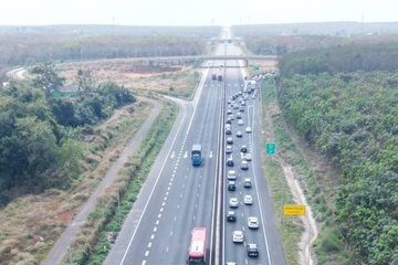 CSGT dieu huong oto tu xa, giam ap luc cao toc ve TP.HCM hinh anh