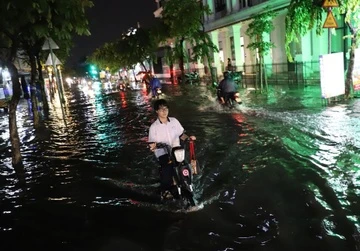 Đường phố TP.HCM mênh mông nước sau trận mưa lớn kèm dông sét mạnh