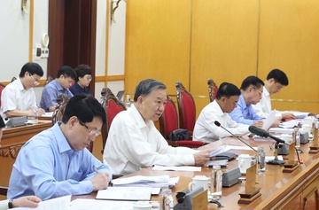 Chu truong cua Bo Chinh tri, Ban Bi thu ve nhan su chu chot dia phuong hinh anh