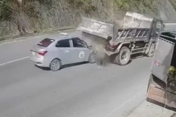Tài xế ôtô tử vong khi lao vào đuôi xe tải đang lùi trên quốc lộ