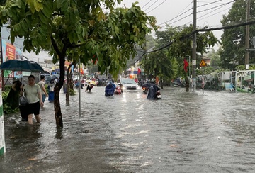 TP.HCM bat ngo mua lon kem sam set vao sang som, duong ngap nhu song hinh anh