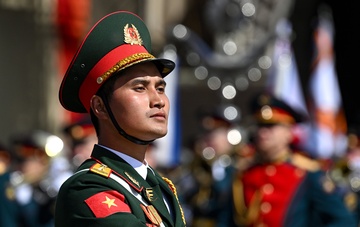 Khối trưởng duyệt binh Việt Nam nói về khoảnh khắc bắt tay TT Putin