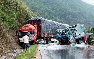 Tài xế tử vong, xe tải biến dạng sau tai nạn với xe đầu kéo