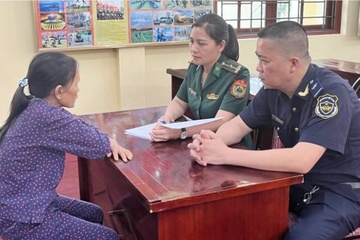 Van chuyen so luong lon ngoai te trai phep qua bien gioi hinh anh