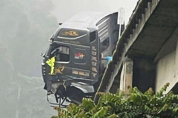 Oto dau keo dam do lan can cau tren cao toc, cabin treo lo lung hinh anh
