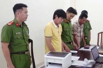 Vi sao 2 huan luyen vien bong da o Khanh Hoa bi bat? hinh anh