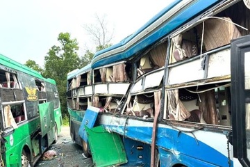 2 xe khach giuong nam tong truc dien, nhieu nguoi trong thuong hinh anh