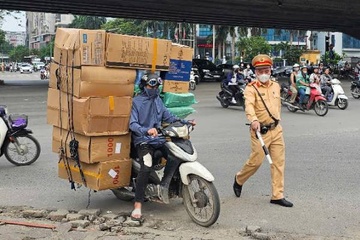 CSGT cương quyết xử lý xe ôm công nghệ, shipper vi phạm giao thông