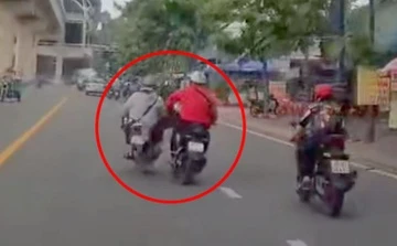 Xác minh clip nam thanh niên đi xe máy bị đạp ngã trên đường ở TP.HCM