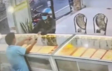 Đưa xấp tiền hỏi mua nhẫn 5 chỉ rồi cầm vàng bỏ chạy