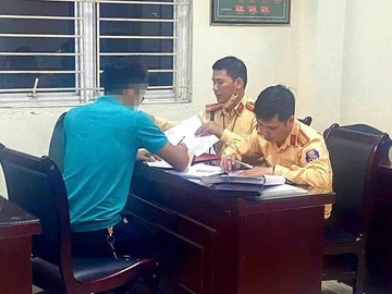 Xu phat tai xe ban tai cho 6 chau be tren thung xe o Dai lo Thang Long hinh anh