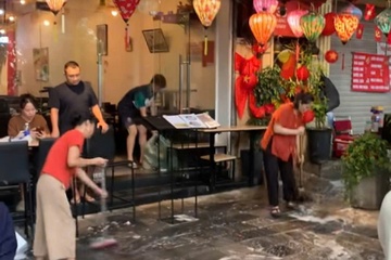 Công an làm việc với nhà hàng đổ xà phòng 'đuổi' người xem diễu binh