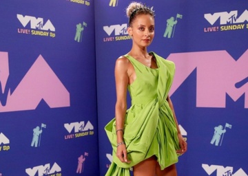Dien vien Nicole Richie mac dam Cong Tri tren tham do hinh anh