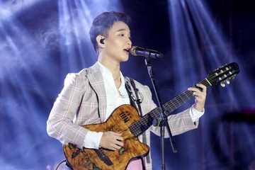 Hoang Dung hoa giong voi hang nghin khan gia Ha Noi hinh anh
