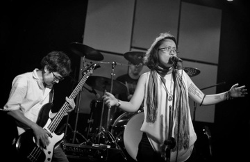 Rock band tre Ha Noi tu hoi trong dem nhac tu thien hinh anh