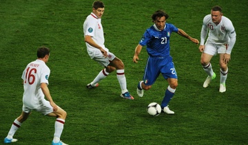 Voi Pirlo, mau ao thien thanh la bau troi hinh anh