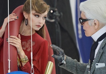 Gigi va Bella Hadid dep long lay ben huyen thoai Karl Lagerfeld hinh anh