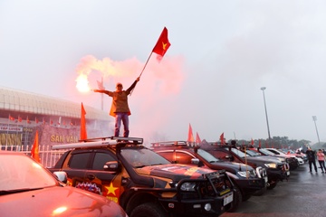 Sai Gon, Ha Noi va ca nuoc suc soi truoc gio bong lan hinh anh