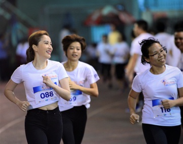 Cong Vinh, Bao Thy chay tu thien cung nhan vien P&G Viet Nam hinh anh