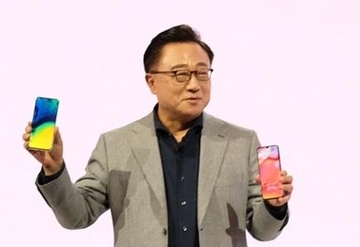 Sau man ra mat Galaxy A80, mot kieu smartphone moi sap duoc khai pha hinh anh