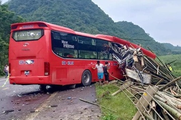 Xe khach dam duoi xe tai, 2 nguoi chet hinh anh