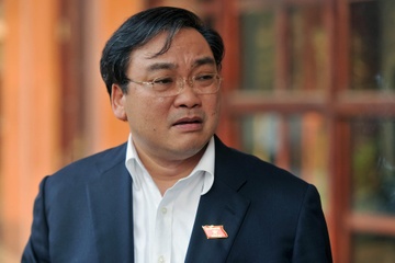 De nghi Bo Chinh tri ky luat ong Hoang Trung Hai hinh anh