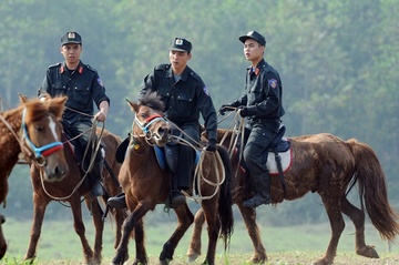 Canh sat co dong ky binh se dieu hanh truoc toa nha Quoc hoi hinh anh