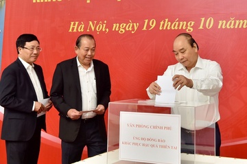 Lanh dao Chinh phu quyen gop ung ho dong bao mien Trung hinh anh