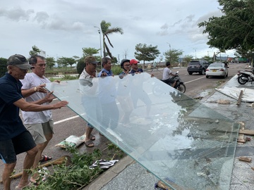 Nha co nhieu cua kinh la ‘bay’ khi bao do bo hinh anh