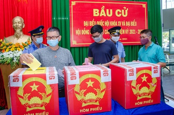 Cu tri co duoc nho nguoi khac bo phieu ho? hinh anh