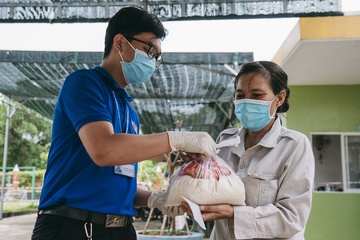 Chinh phu cap 130.000 tan gao ho tro TP.HCM va 23 tinh, thanh pho hinh anh
