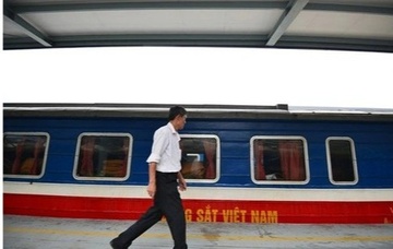 Xe chay cao toc 100 km/h, duong sat khong the canh tranh hinh anh