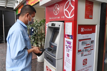 Vo lay the ATM cua chong co phai bao luc gia dinh? hinh anh