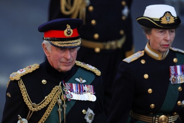 Vua Charles III dan dau doan ruoc phia sau linh cuu nu hoang hinh anh
