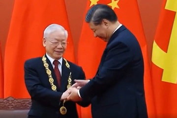TBT Tap Can Binh trao huan chuong huu nghi cho TBT Nguyen Phu Trong hinh anh