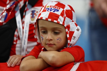 Hai nua trai nguoc tren khan dai tran Nhat Ban - Croatia hinh anh