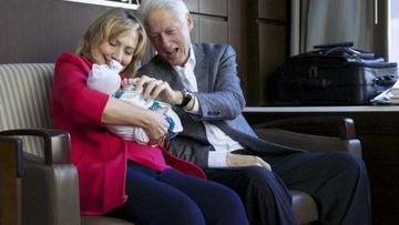 Bill Clinton hanh phuc don chau ngoai chao doi hinh anh