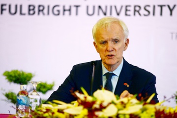 Lanh dao DH Fulbright xin loi viec gay ra trong chien tranh hinh anh