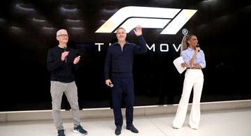 Brad Pitt xuat hien cung Tim Cook hinh anh