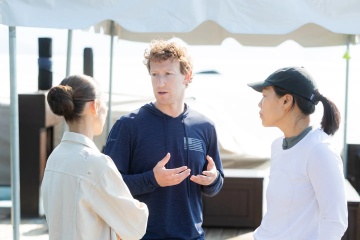 Mark Zuckerberg va vo khien hang xom dau dau hinh anh