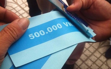 Rut tien ATM, khach nhan duoc giay in so 500.000 VND hinh anh