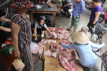 Khong dep phan thit cua chi ban thit heo bi do luyn hinh anh